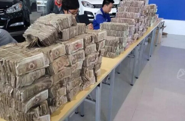 钱数到手抽筋:广东男子载半吨钞票买车 最大面额为1元
