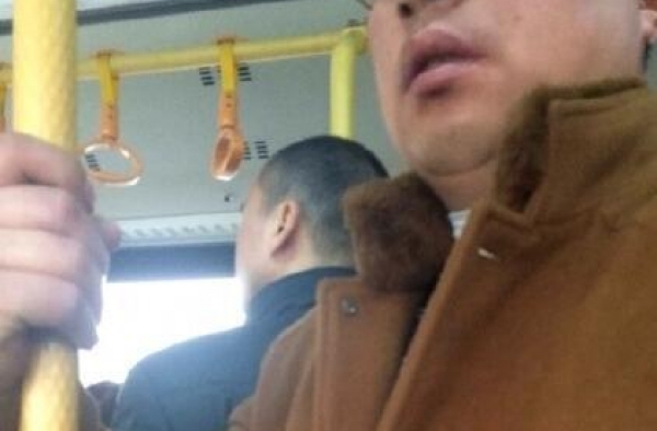 下流!公交上一女生遭猥琐男摸大腿 裤袜上留不明液体