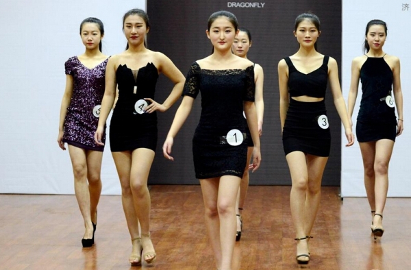 超吸睛!济南办“模拟艺考” 美女考生拼颜值大秀长腿