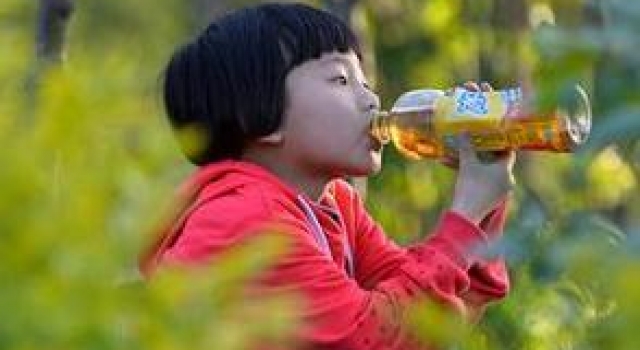 数名5岁幼童放学途中误把老鼠药当饮料喝下 险些送命