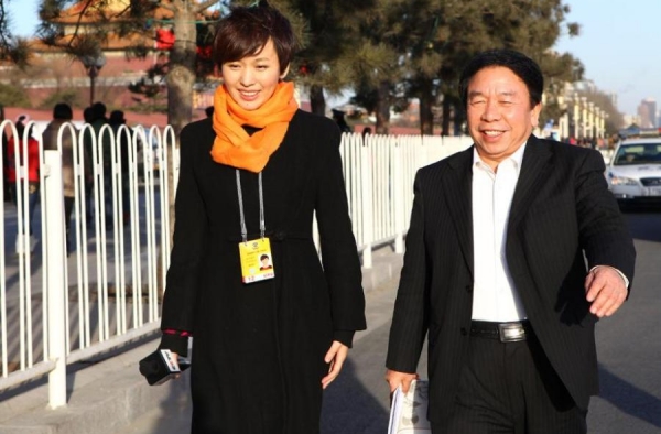 欧阳夏丹走光尴尬露内衣 美女主播也这么风情