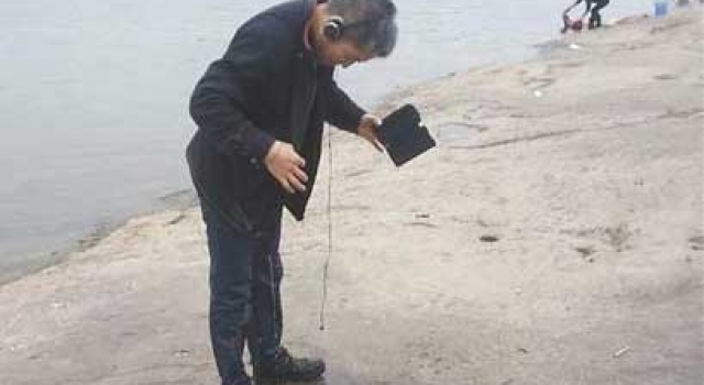 5旬重庆“耳机叔”跳江救落水男童:手机换一条命算什么