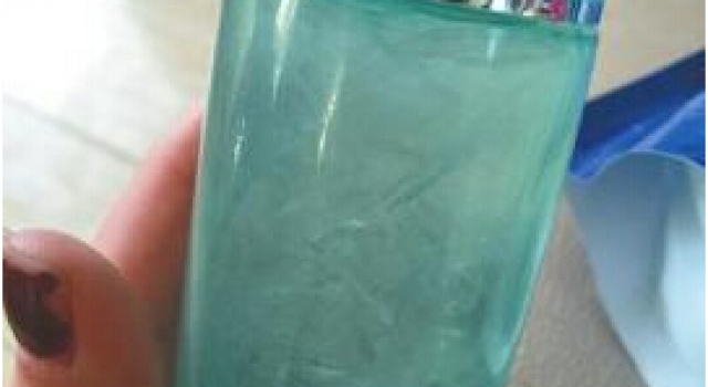 寒潮威力大：女子网购化妆品 快递到手已结成冰块