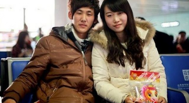 幸福就这么突然:男子租女友回家过年 弄假成真明年结婚