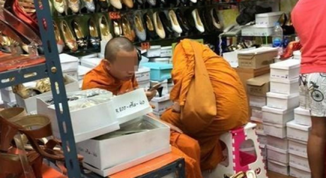 城里人真会玩：泰国小和尚试穿购买高跟鞋