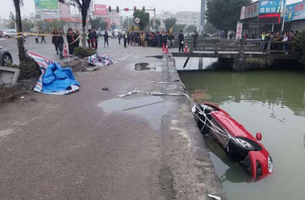 广东一轿车大雾看不清撞车误入水沟 一家4口全部身亡