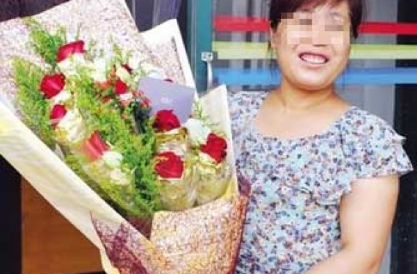 浪漫的意外:丈夫首次送花 48岁胖老婆太激动咳断肋骨