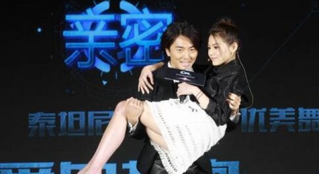 《我的极品女神》发布会现场 周秀娜遭公主抱大泄春光