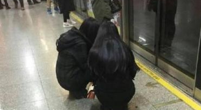 网友曝光两女孩蹲着等地铁 称上海外地人不文明没教养