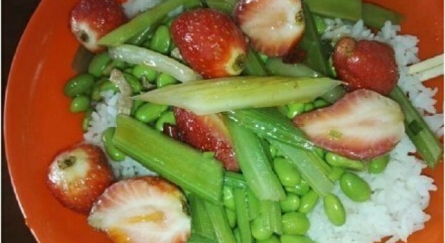 湖大食堂灵魂之作“西芹炒草莓” 10分钟抢光:味道不错