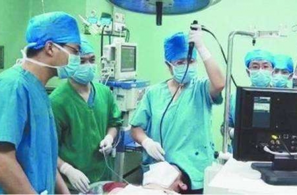 囫囵吞虾！医生在大叔体内钓出虾 完整无缺有倒刺