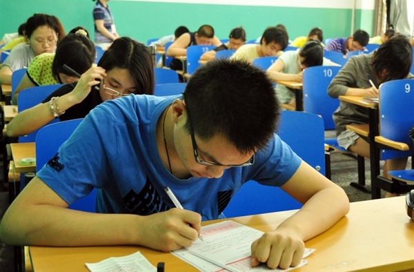 大学挂科补考交1万6引热议 如此昂贵的补考费!