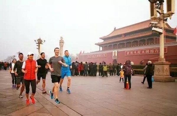 扎克伯格“裸肺”跑过天安门   Facebook真的要来了么