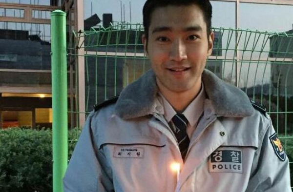 韩星崔始源近照曝光：穿警服庆生上演制服诱惑