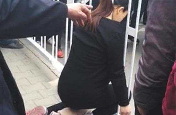 一尸三命：陕西一孕妇脖子被卡街边护栏身亡 警方排除他杀