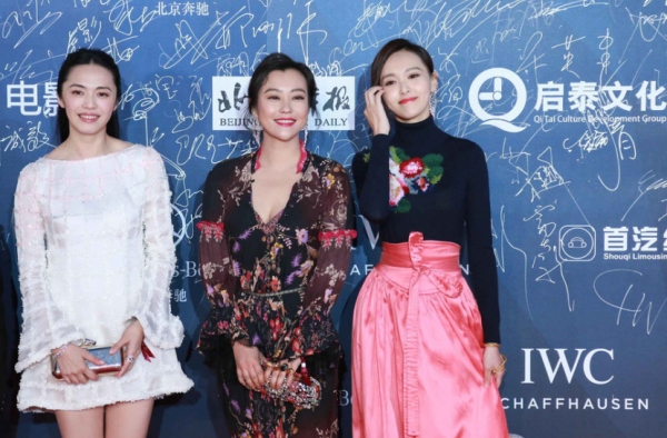 美女“合伙人”亮相北京国际电影节 郝蕾胸压姚晨唐嫣