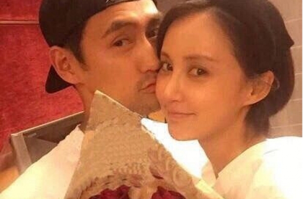 袁弘张歆艺结婚请柬曝光 下月底将在德国古堡风光举行