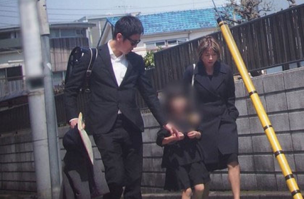 日本G奶女星与前夫说笑送女上学 疑似感情升温有望重修旧好