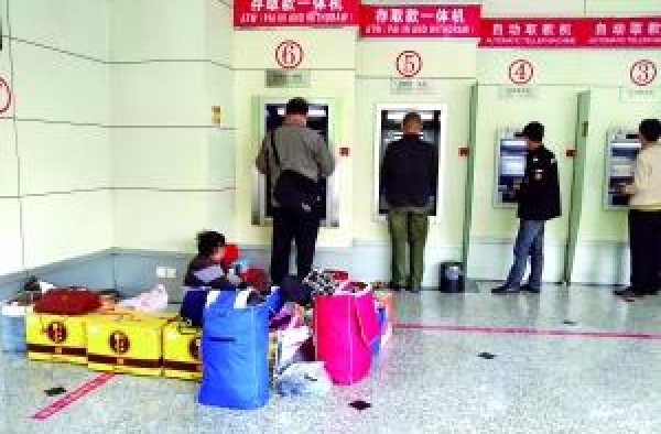 母子在北京蜗居自助银行半年 流浪10年靠剩饭充饥生存