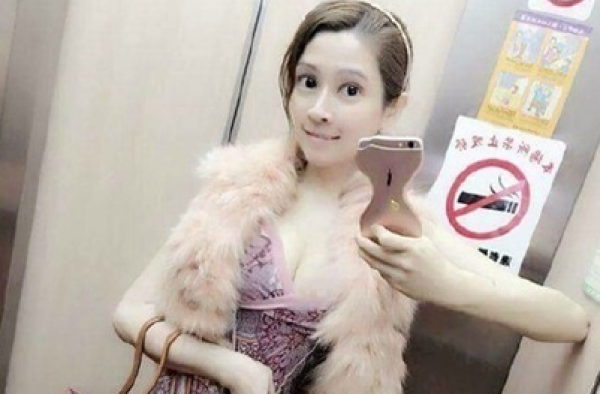 “蛇精妈”P出细腰筷子腿 墙严重变形惨遭调侃