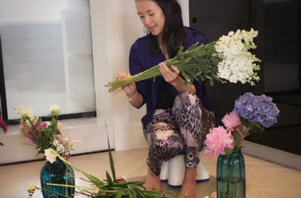 章子怡素颜赤脚插花太美 汪峰嘚瑟盗图晒照