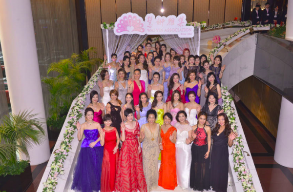 2016慧妍雅集慈善晚会 赵雅芝朱玲玲长裙同台斗艳