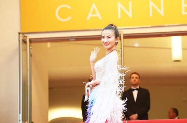 台女星实力蹭戛纳红毯 一步一回头最后被安保请走