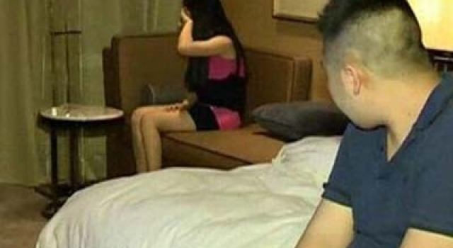 女子见网友嫌丑:这熊样也想睡我? 男:房都开了不约炮?