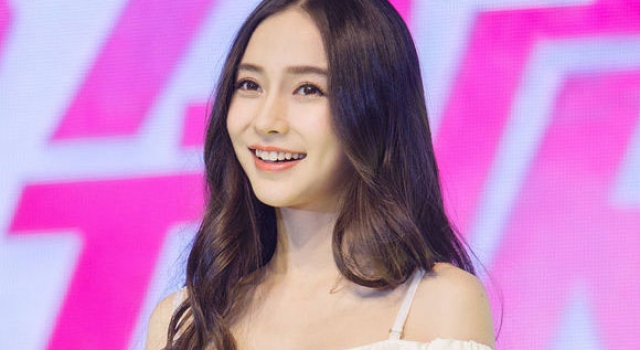 Baby变人鱼公主现身活动 巧露香肩秀蛮腰仙气十足