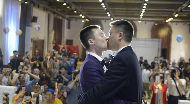 长沙同性恋婚姻登记案败诉 举行婚礼众人参与盼合法