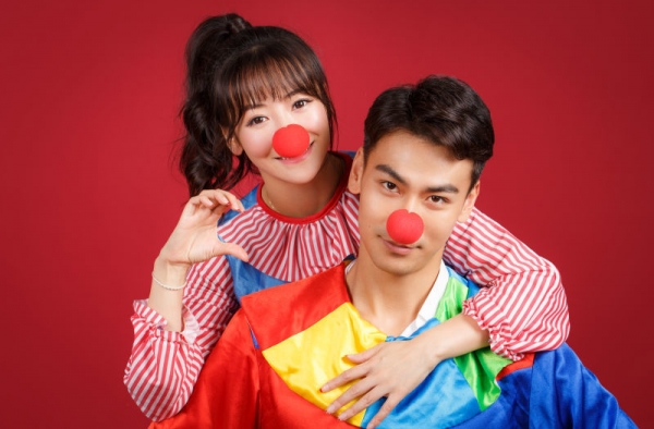 陈紫函戴向宇领证结婚 晒5克拉钻戒虐狗