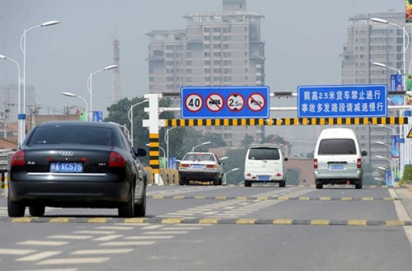 过减速带时踩刹车最毁车？ 教你如何正确过减速带踩刹车