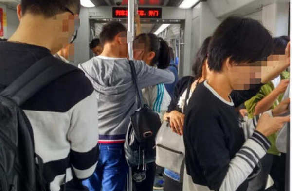 情侣地铁狂吻11站25分钟“震动全国” 网友：能报警吗