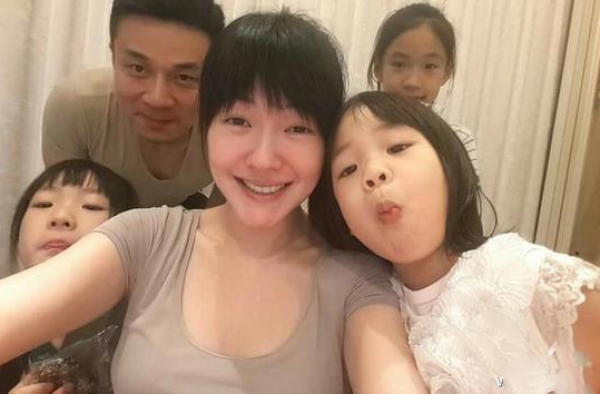 小S晒温馨全家福 三女儿嘟嘴卖萌老三抢镜