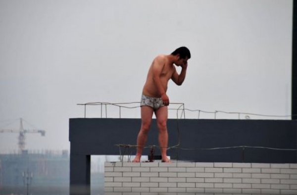 画面太污不敢开窗！5旬大叔全裸在楼顶锻炼近两年