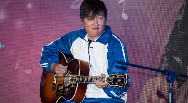 孙楠着校服亮相发布会 个唱将与女儿同学共同表演