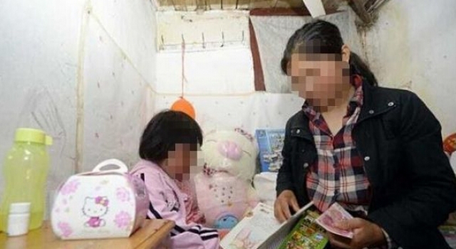 最心酸礼物：母亲偷鸡腿给患病女儿过儿童节 感动民警