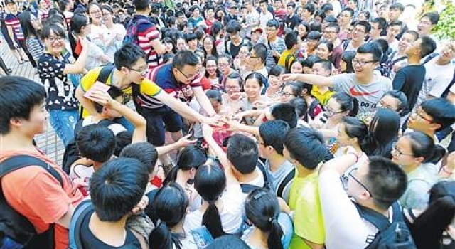 暖！高三班主任跑3家银行兑换零钱 为考生送祝福送红包