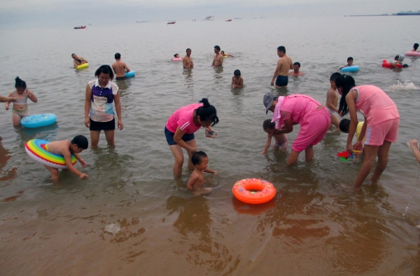 端午节海南海滩“洗龙水” 万人同泳场面十分壮观