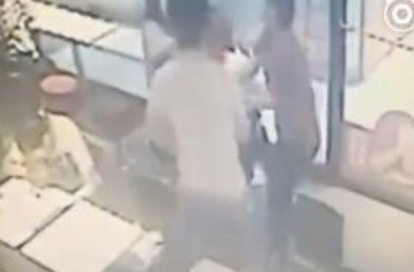 山东2名女生餐厅自拍 路人以为被偷拍将其拖拽暴打