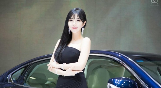 长相甜美绝色美女车模崔星河