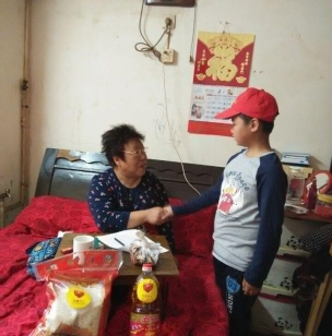 为收留重度残疾人女老板千金散尽 现今负债累累