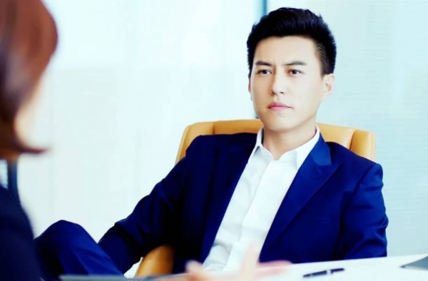 靳东：从花美男到老干部发型 盘点靳东发型