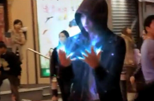 香港街头惊现蓝光人是真的吗 独家揭秘蓝光人的秘密
