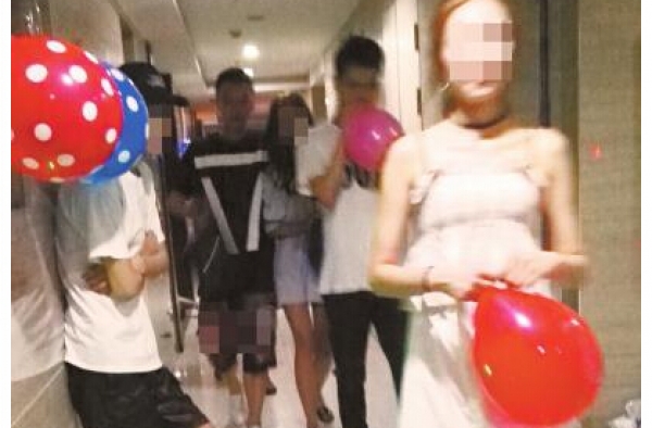 成都夜店流行吹气球 实为吸“笑气”过量能致命