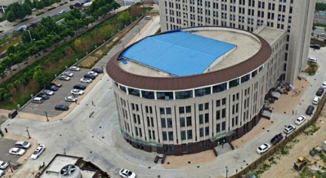 《印象》第323期:河南高校惊现奇葩大楼 造型似巨型马桶遭吐槽