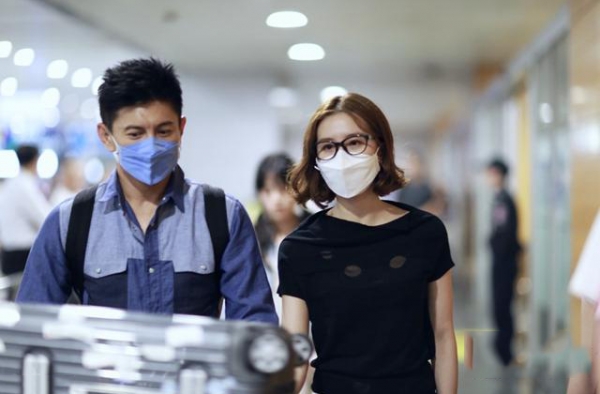 吴奇隆妈妈在台机场被问抱孙子便大笑 疑似刘诗诗有喜