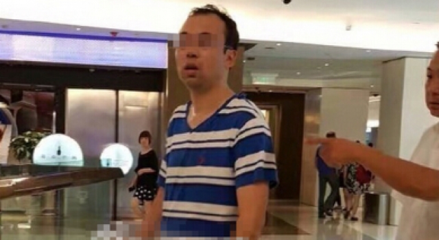 30多岁博士生商场手机偷窥女子裙底：我有这个癖好