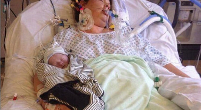 泪目！英母亲难产诞下死婴 精心照顾15天后诀别下葬