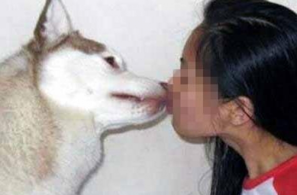 女子上班前吻别爱犬:嘴唇被咬裂 唇肉快掉下险毁容